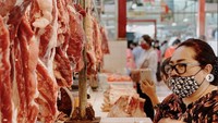 Karena hobi masak, Nunung pun sempat membagikan momen saat belanja di pasar. Pelawak Indonesia ini pun tampak sedang memilih daging. Foto: Instagram @nunung63.official