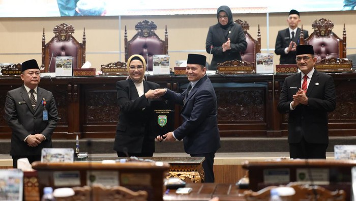 Ketua DPRD Sumsel RA Anita Noeringhati-Pj Gubernur Sumsel Elen Setiadi setujui perubahan APBD Sumsel 2024.