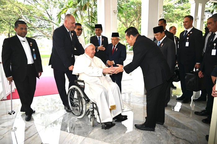 Ketua MPR RI Bambang Soesatyo mendampingi Presiden Joko Widodo bersama pimpinan lembaga tinggi lainnya menerima Paus Fransiskus, di Istana Negara, Jakarta, Rabu (4/9/2024).