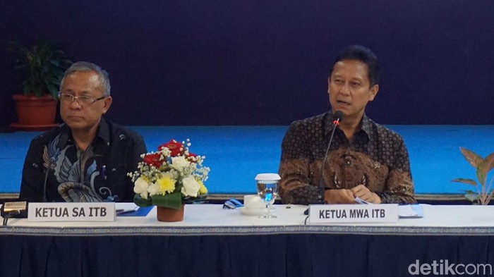 Ketua MWA ITB Budi Gunadi Sadikin (kanan)