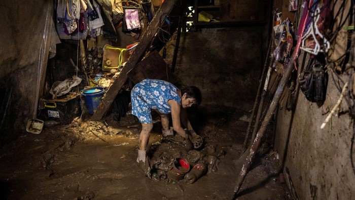Kondisi Filipina Usai Diterjang Banjir Akibat Badai Yagi Volunteers and rescuers remove debris on a hill while searching for missing residents, whose house were swept during a landslide caused by Tropical Storm Yagi, locally known as Enteng in San Luis, Antipolo, Rizal province, Philippines, September 3, 2024. REUTERS/Eloisa Lopez