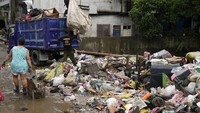 Sampah berserakan di jalan dan di tepi sungai usai terbawa banjir. AP/Aaron Favila