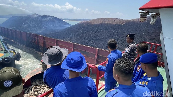 Kondisi kapal tongkang yang terbakar.