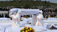 Upacara peringatan tersebut dihadiri oleh pejabat pemerintah yang datang dari Kinshasa, bersama dengan pejabat setempat dan anggota keluarga.