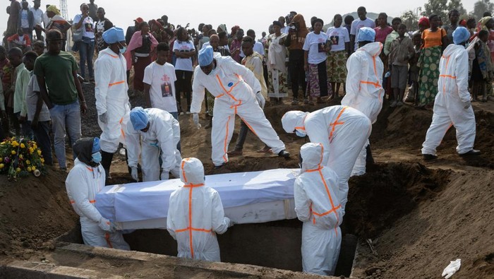 Civil society workers carry coffins of civilians killed during the clashes between M23 rebels and the Armed Forces of the Democratic Republic of the Congo (FARDC), during a mourning ceremony held at the Stade de l'Unite in Goma, North Kivu, Democratic Republic of Congo, September 2, 2024. REUTERS/Arlette Bashizi
