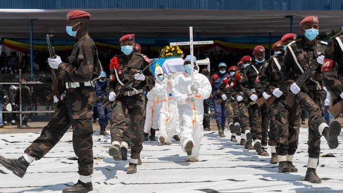Civil society workers carry coffins of civilians killed during the clashes between M23 rebels and the Armed Forces of the Democratic Republic of the Congo (FARDC), during a mourning ceremony held at the Stade de l'Unite in Goma, North Kivu, Democratic Republic of Congo, September 2, 2024. REUTERS/Arlette Bashizi