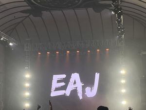 Eaj Setop Konser di Tengah Jalan, Bagikan Air ke Penonton Kepanasan