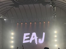 Eaj Setop Konser di Tengah Jalan, Bagikan Air ke Penonton Kepanasan Eaj Setop Konser di Tengah Jalan, Bagikan Air ke Penonton Kepanasan