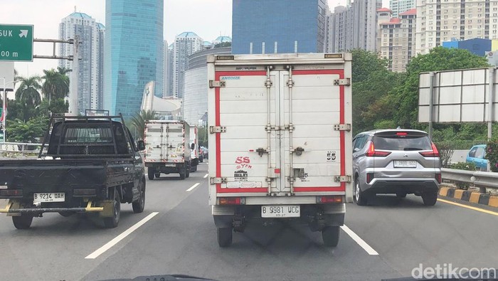 Lalu lintas (lalin) di tol dari Bandara Soekarno-Hatta (Soetta) terpantau macet pada siang ini. Kemacetan juga terjadi di tol menuju Bandara Soetta. (Angga Aliya/detikcom)
