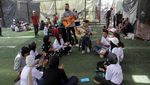 Mainkan Alat Musik Oud, Youssef Saad Hibur Anak-anak Gaza