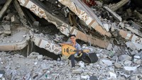 Oud adalah alat musik petik yang menonjol dalam musik Islam abad pertengahan dan modern. Alat ini merupakan induk kecapi Eropa. Oud memiliki badan berbentuk buah pir yang dalam, papan jari tanpa fret, dan leher yang relatif lebih pendek serta kotak pasak yang agak kurang melengkung ke belakang dibandingkan kecapi Eropa.  