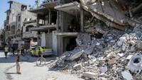 Youssef Saad tampak memainkan oud di reruntuhan bangunan dan disaksikan anak-anak Gaza.  