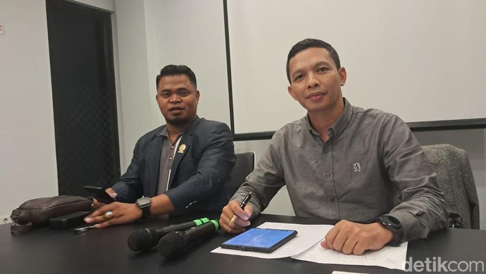 Ketua Tim Penasihat Hukum Ikving Lewa, Buyung Harjana Hamna (kanan), saat konferensi pers di Makassar, Rabu (4/9/2024) malam.