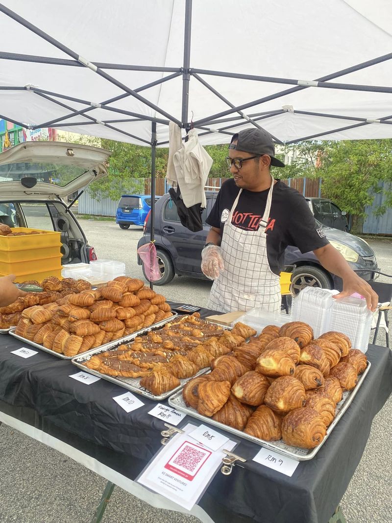 Karyawan Kantoran Pilih Undurkan Diri Demi Jualan Pastry Kaki Lima