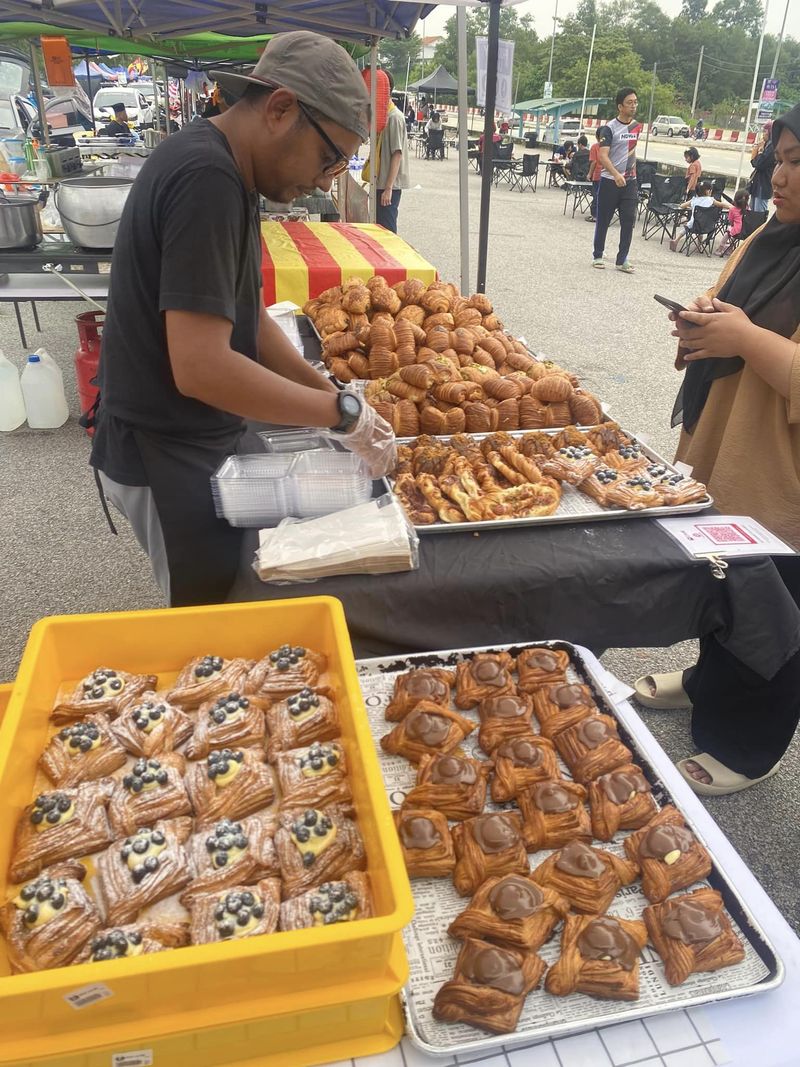 Karyawan Kantoran Pilih Undurkan Diri Demi Jualan Pastry Kaki Lima