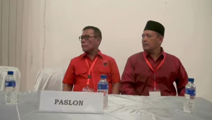 Masinton Pasaribu dan Mahmud saat mendaftar ke KPU Tapteng. (Foto: tangkapan layar)