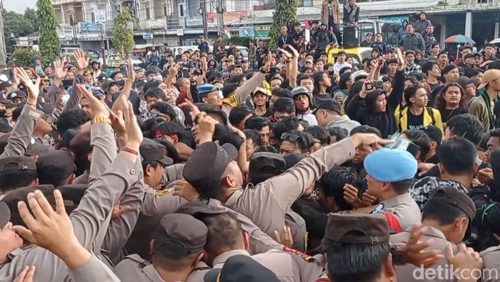 Massa terlibat kericuhan dengan polisi di Mapolres Tasikmalaya Kota.