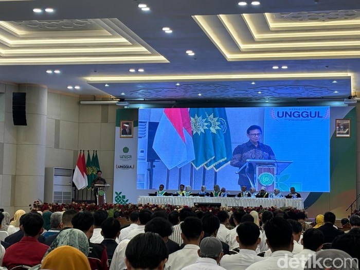 Menteri Kesehatan (Menkes) Budi Gunadi Sadikin saat menghadiri sidang senat di Convention Hall UNISA Yogyakarta, Rabu (4/9/2024).