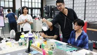Tutup botol plastik, kemasan makanan, perkakas sekali pakai, dan mainan bekas hanyalah beberapa barang sekali pakai yang telah diberi kehidupan baru di lokakarya bebas sampah di Taipei.