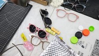 Kacamata hitam yang terbuat dari sampah plastik dipajang di Trash Kitchen di Taipei, Taiwan, 19 Agustus 2024.