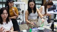 Pelanggan mendapatkan pengalaman langsung dalam proses daur ulang, mengambil sampah plastik yang dibawa dari rumah, dan melelehkannya serta mencetaknya menjadi sepasang kacamata hitam dalam waktu dua jam.