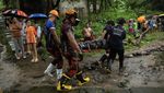 Momen Evakuasi Korban Longsor Akibat Badai di Filipina