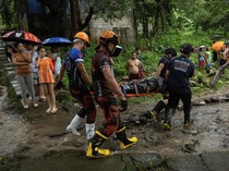 Momen Evakuasi Korban Longsor Akibat Badai di Filipina