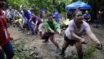 Momen Evakuasi Korban Longsor Akibat Badai di Filipina