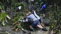 Lebih dari 147.000 orang terdampak banjir. Sekitar 38.000 orang di antara mereka kini berada di tempat penampungan sementara. (AP Photo/Aaron Favila)