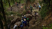 Relawan dan tim penyelamat membersihkan puing-puing di bukit saat mencari warga yang hilang di San Luis, Antipolo, provinsi Rizal, Filipina, Selasa (3/8/2024). (REUTERS/Eloisa Lopez)