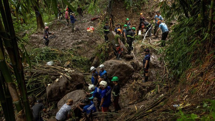 Rescuers carry a body bag with the remains of retrieved landslide victim Rey Ondez, 28, whose house was swept during the Tropical Storm Yagi, locally known as Enteng in San Luis, Antipolo, Rizal province, Philippines, September 3, 2024. REUTERS/Eloisa Lopez