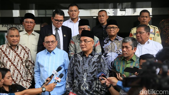 Momen Pansus Haji DPR Sidak Kantor Siskohat Kemenag Panitia Khusus (Pansus) Angket Penyelenggaraan Haji 2024 DPR RI melakukan inspeksi mendadak (sidak) ke Kantor Sistem Informasi dan Komputerisasi Haji Terpadu (Siskohat), Jakarta, Rabu (4/9/2024).