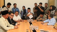 Di Kantor Siskohat, Pansus Angket Haji tampak menemui Kasubdit Siskohat Ditjen Penyelenggaraan Haji dan Umrah Kementerian Agama (Kemenag) Hasan Affandi di Lantai 3, Kantor Siskohat.