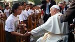 Momen Paus Fransiskus Bertemu Umat Katolik di Gereja Katedral Jakarta