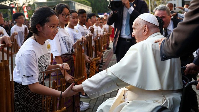 Momen Paus Fransiskus Bertemu Umat Katolik di Gereja Katedral Jakarta Pope Francis meets with bishops, priests, deacons, consecrated persons, seminarians and catechists at the Cathedral of Our Lady of the Assumption in Jakarta, Indonesia, September 4, 2024. REUTERS/Guglielmo Mangiapane