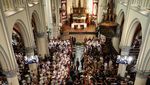 Momen Paus Fransiskus Bertemu Umat Katolik di Gereja Katedral Jakarta