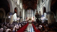 Berdasarkan jadwal acara panitia, setibanya di Katedral, Paus Fransiskus akan mencium salib kemudian memercikkan umat dengan air suci. Paus juga akan diberi rangkaian bunga oleh dua anak, yakni Erlinna Immaculata Iman (12) dari SMP Mardi Utama I Jakarta serta Rafael Perez Ferdinandus (12) dari SMP Van Lith Jakarta.  