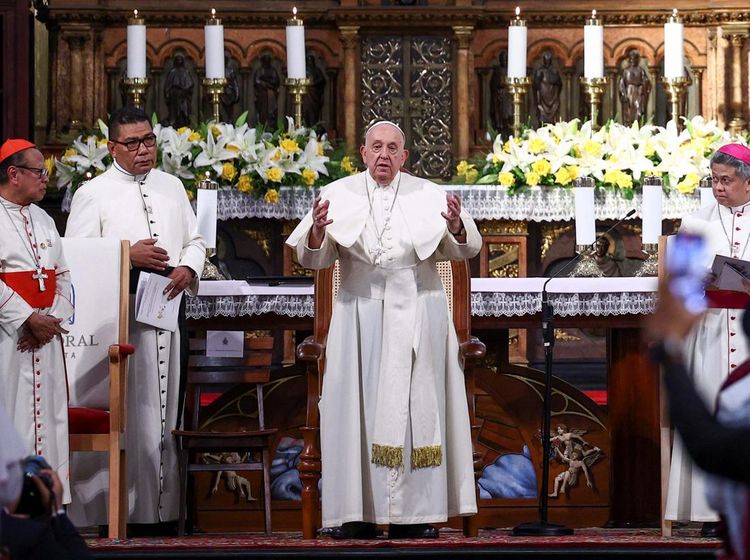 Momen Paus Fransiskus Bertemu Umat Katolik di Gereja Katedral Jakarta