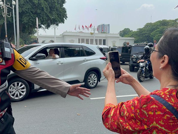 Momen Paus Fransiskus keluar dari Istana Merdeka Jakarta usai bertemu Presiden Joko Widodo (Jokowi). Paus nampak membuka kaca mobil sambil melambaikan tangan dan tersenyum kepada warga yang menunggunya di depan gerbang istana, Rabu (4/9/2024).