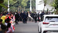 Paus Fransiskus langsung menuju Istana Merdeka usai menyapa anak-anak yang menunggu kedatangannya.