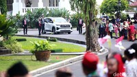 Paus Fransiskus datang dengan menumpangi mobil medium MPV berpelat SCV 1.  