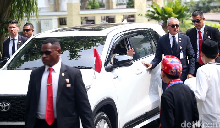 Pemimpin Tertinggi Gereja Katolik Sedunia, Paus Fransiskus, tiba di Istana Merdeka, Jakarta Pusat,Rabu (4/9/2024). Paus disambut langsung oleh Presiden Joko Widodo.