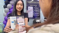 Jaringan hybrid banking BCA yang luas memungkinkan para nasabah untuk bertransaksi dengan nyaman melalui platform pilihan mereka.