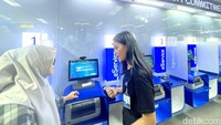 Nasabah memiliki fleksibilitas untuk menggunakan kanal online, baik dari aplikasi mobile banking maupun internet banking, serta kanal tradisional lainnya seperti kantor cabang dan ATM/ CRM (Cash Recycling Machines). Beragam kanal tersebut didukung oleh integrated contact center bernama Halo BCA. Layanan terintegrasi Halo BCA mencakup aplikasi chatting WhatsApp, platform media sosial, dan aplikasi HaloBCA.
