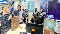 Presiden Direktur PT Bank Central Asia Tbk (BBCA), Jahja Setiaatmadja, berinteraksi dengan nasabah, di BCA KCU Rawamangun, Jakarta, Rbu (04/09).