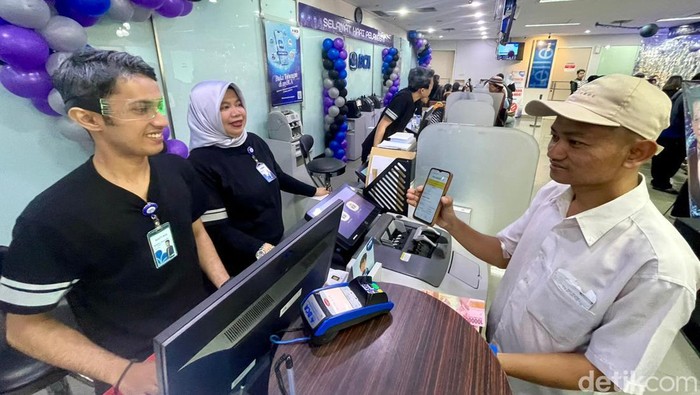 Salah satu perusahaan yang merayakan Hari Pelanggan Nasional 2024 adalah PT Bank Central Asia Tbk (BCA) dengan mengangkat tema “Your Trust, Our Commitment”. BCA secara konsisten mengembangkan beragam customer touchpoints dalam melayani kebutuhan nasabah di berbagai segmen.