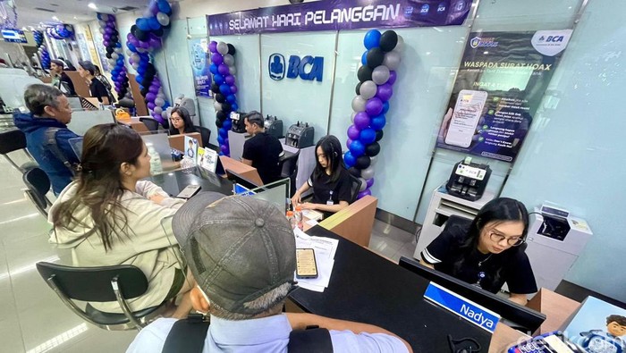 Salah satu perusahaan yang merayakan Hari Pelanggan Nasional 2024 adalah PT Bank Central Asia Tbk (BCA) dengan mengangkat tema “Your Trust, Our Commitment”. BCA secara konsisten mengembangkan beragam customer touchpoints dalam melayani kebutuhan nasabah di berbagai segmen.