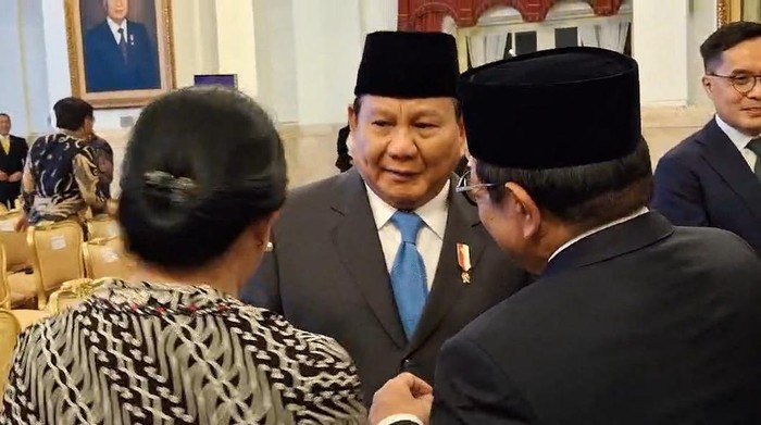 Presiden terpilih Prabowo Subianto sempat mengobrol dengan Ketua DPR RI Puan Maharani dan Sekretaris Kabinet (Seskab) Pramono Anung di Istana Negara. Ketiganya tampak akrab hingga tertawa bersama.
