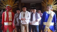 Foke menjelaskan pihaknya akan mengenalkan setiap sudut yang ada di wisata buatan tersebut. Foke tampak segar dan tersenyum mengenakan kemeja putih dan celana hitam.