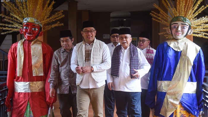 Bakal calon Gubernur DKI Jakarta Ridwan Kamil (kedua kiri) berbincang dengan mantan Gubernur DKI Jakarta Fauzi Bowo (kedua kanan) saat mengunjungi Museum Betawi di Perkampungan Budaya Betawi Setu Babakan, Jakarta, Rabu (4/9/2024). Ridwan Kamil bersilaturahim dengan mantan Gubernur DKI Jakarta Fauzi Bowo untuk meminta nasihat serta menyerap aspirasi sebagai bekal maju dalam Pilgub Jakarta 2024. ANTARA FOTO ANTARA FOTO/Indrianto Eko Suwarso/rwa.